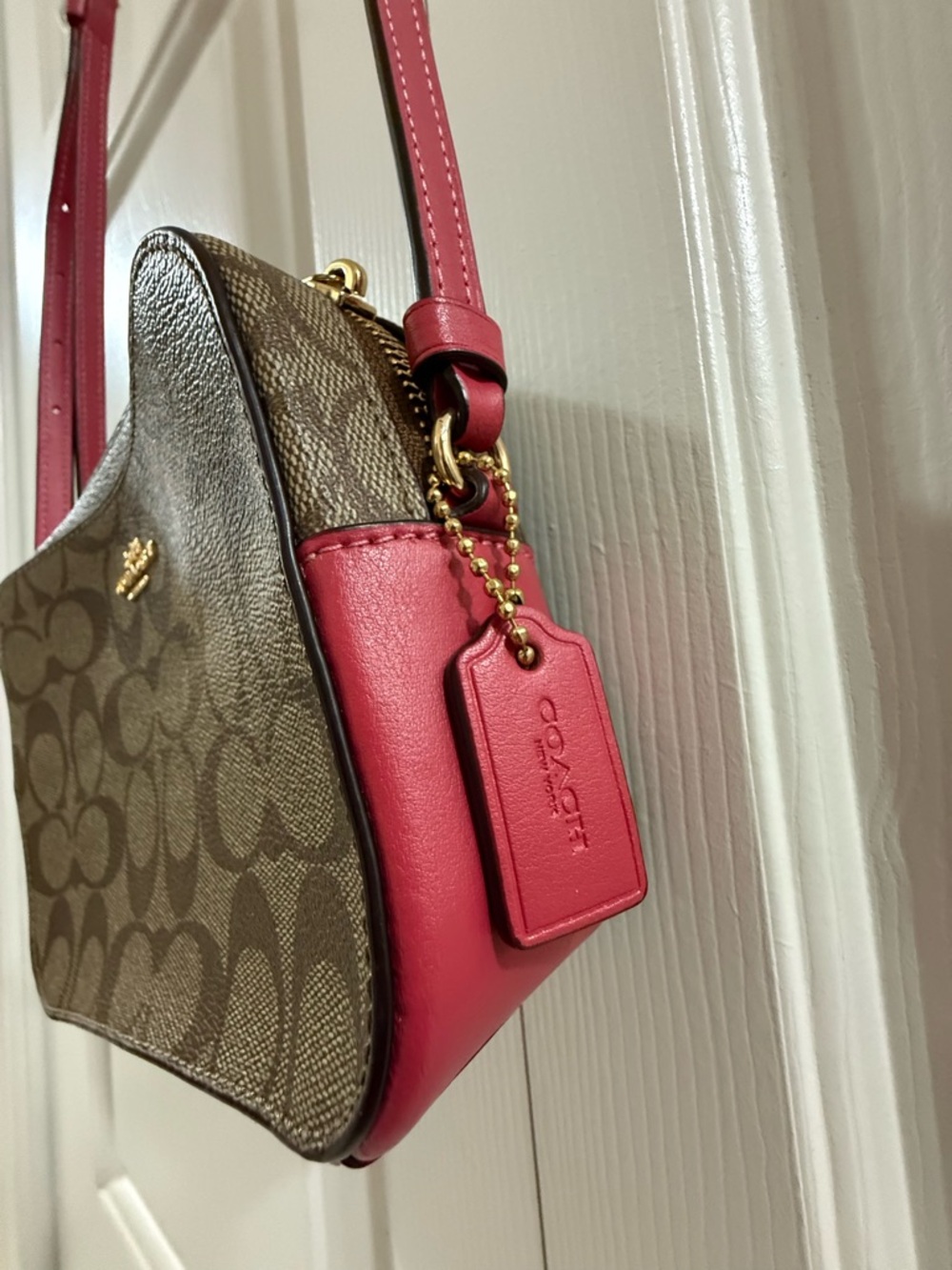 Coach Signature camera crossbody bag in brown monogram canvas with vibrant pink - Picture 4 of 17